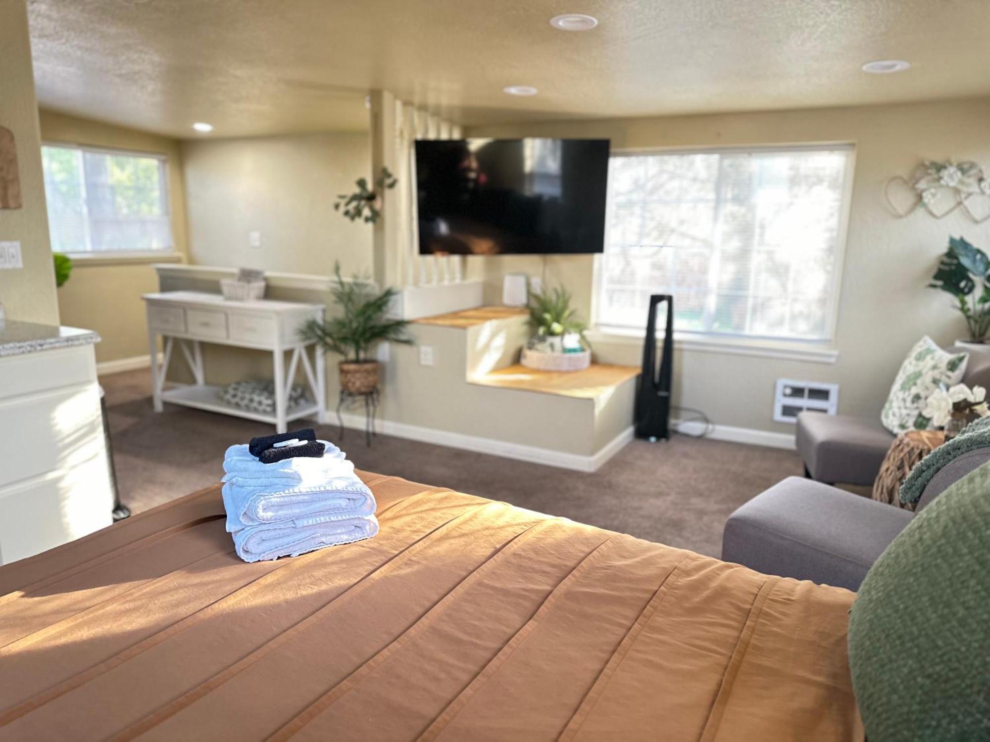 מדפורד Near Downtown- Kitchen-Washerdryer-Parking מראה חיצוני תמונה
