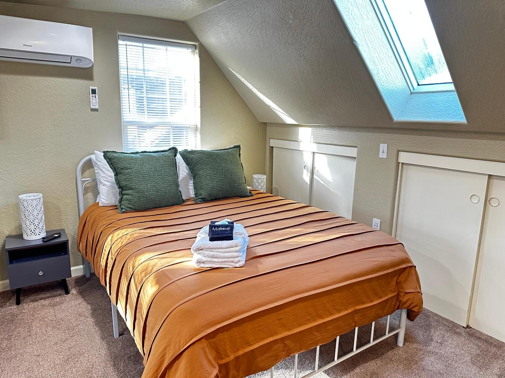 מדפורד Near Downtown- Kitchen-Washerdryer-Parking מראה חיצוני תמונה